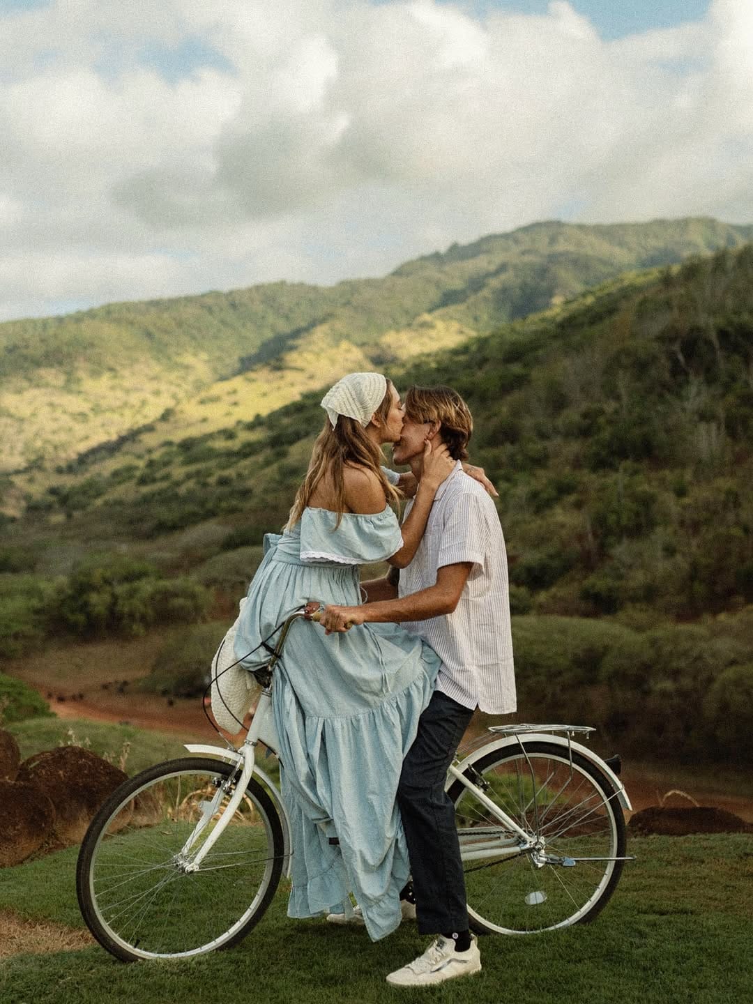Post 5 by O’ahu Hawai’i Wedding Photographer on Instagram (carousel)