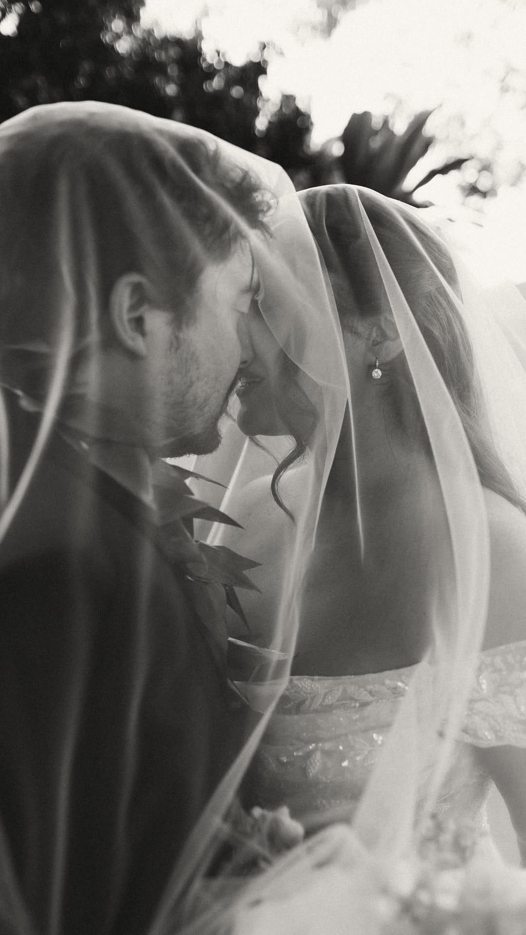 Post 6 by O’ahu Hawai’i Wedding Photographer on Instagram (video)