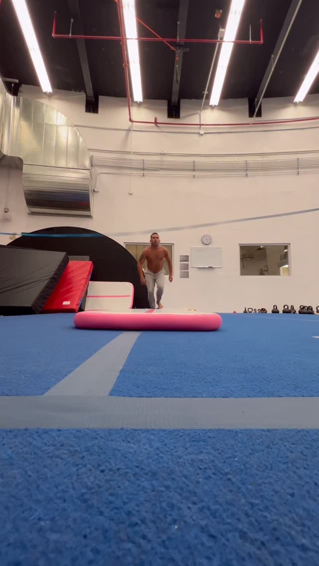 Post 5 by Robert Páez on Instagram (video)