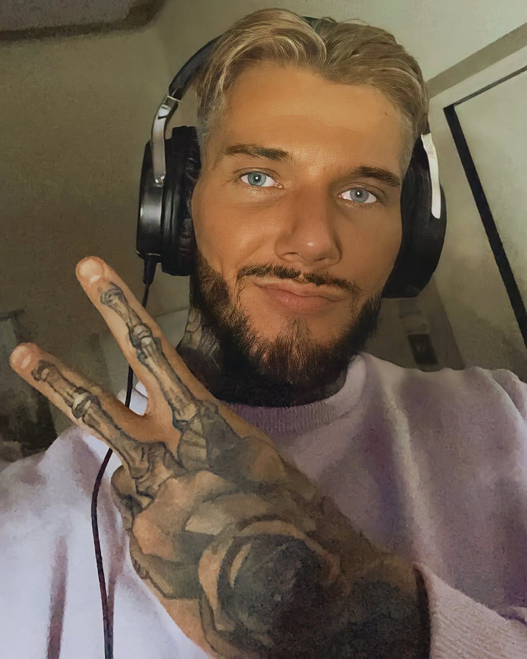 Post 6 by 𝐓𝐨𝐦𝐦𝐲|𝐄𝐥𝐦𝐳 on Instagram (image)