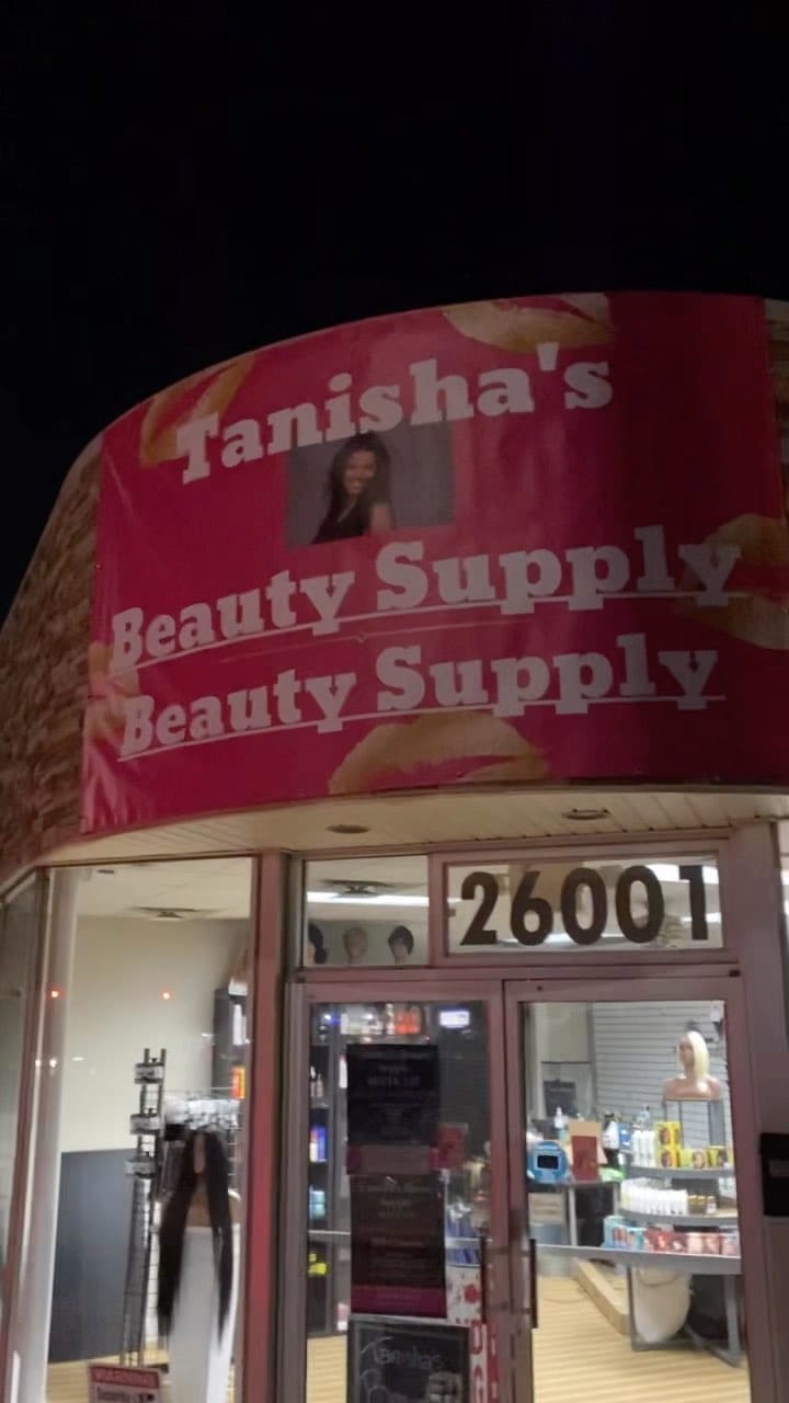Post 10 by 💇🏾‍♂️Tanisha’s Beauty Supply💇🏾‍♀️ on Instagram (video)
