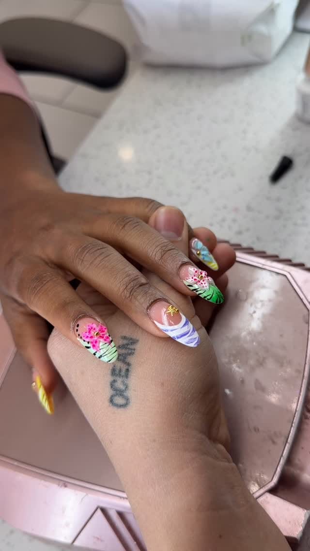 Post 5 by Tha Nails on Instagram (video)