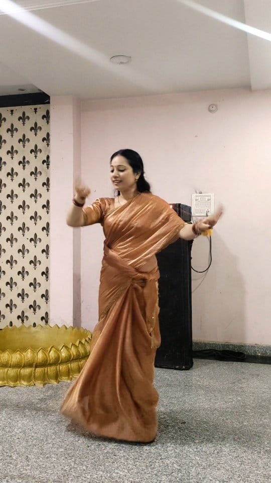 Post 9 by Gusain Pooja on Instagram (video)
