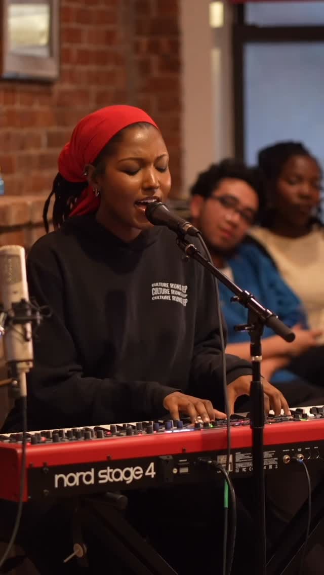 Post 5 by Chloé Hogan on Instagram (video)