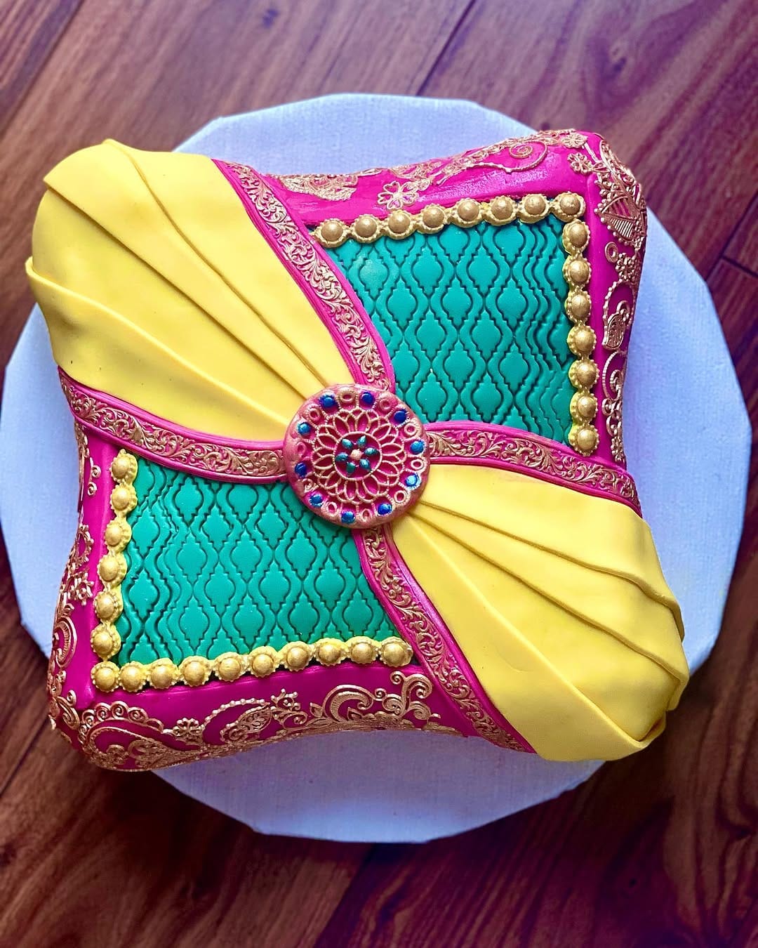 Post 1 by Amaari_cakes on Instagram (carousel)