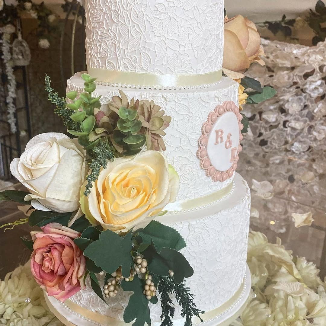 Post 3 by Amaari_cakes on Instagram (carousel)