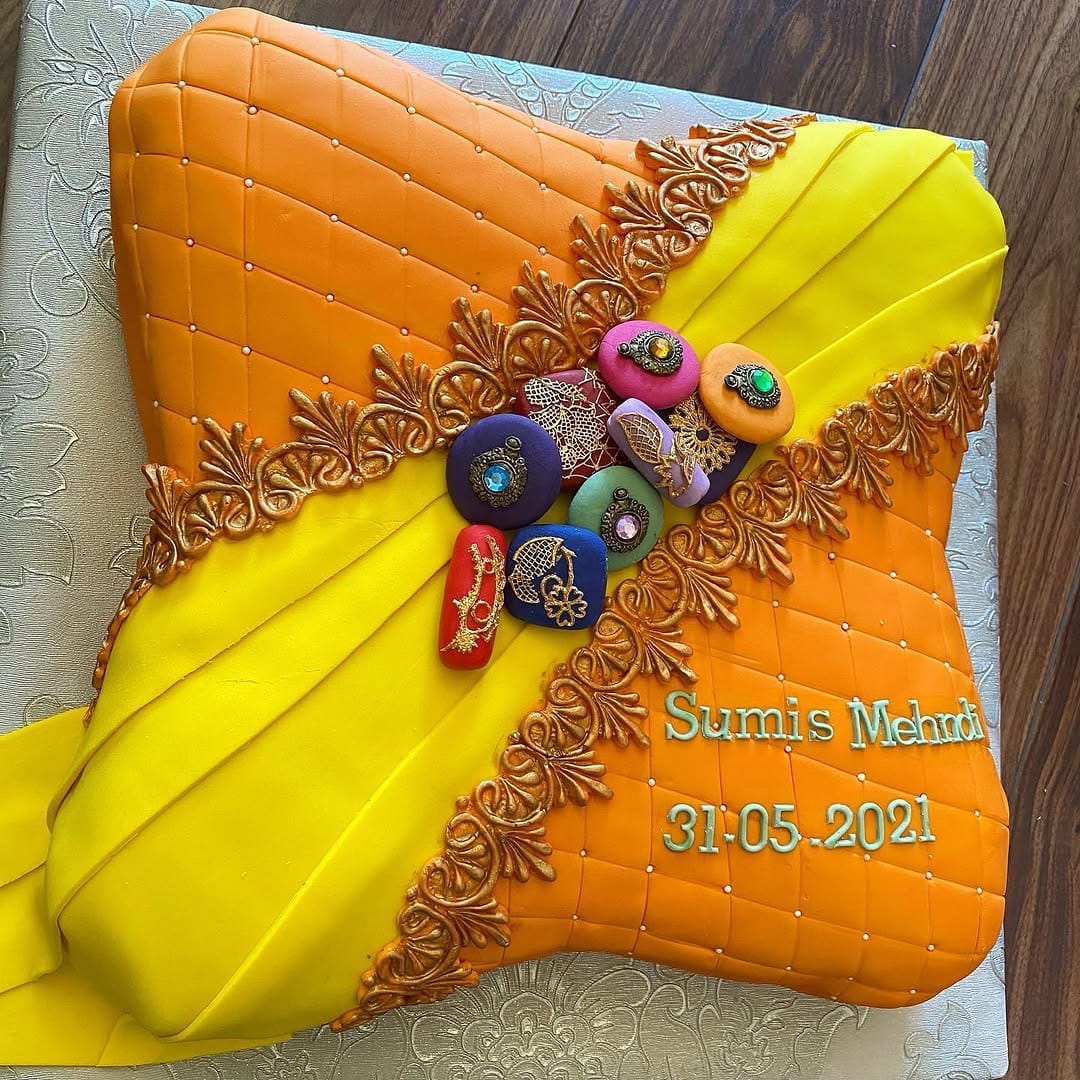 Post 9 by Amaari_cakes on Instagram (carousel)