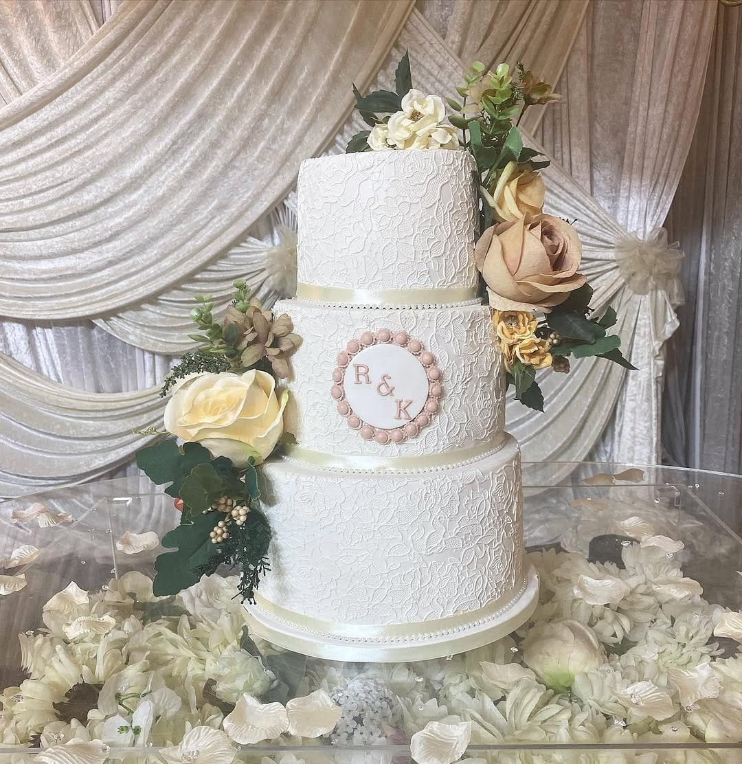 Post 4 by Amaari_cakes on Instagram (carousel)