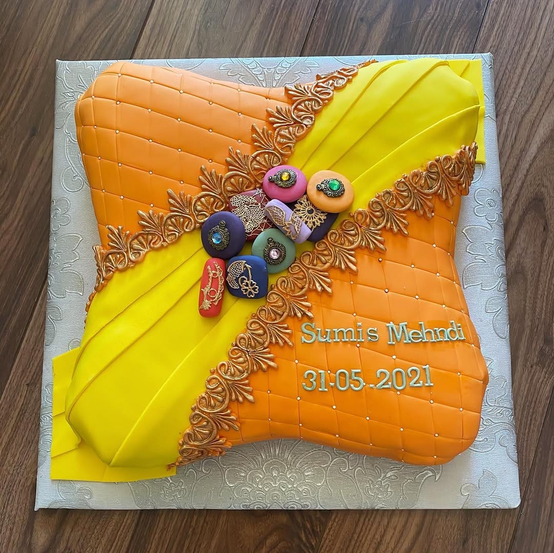 Post 10 by Amaari_cakes on Instagram (carousel)