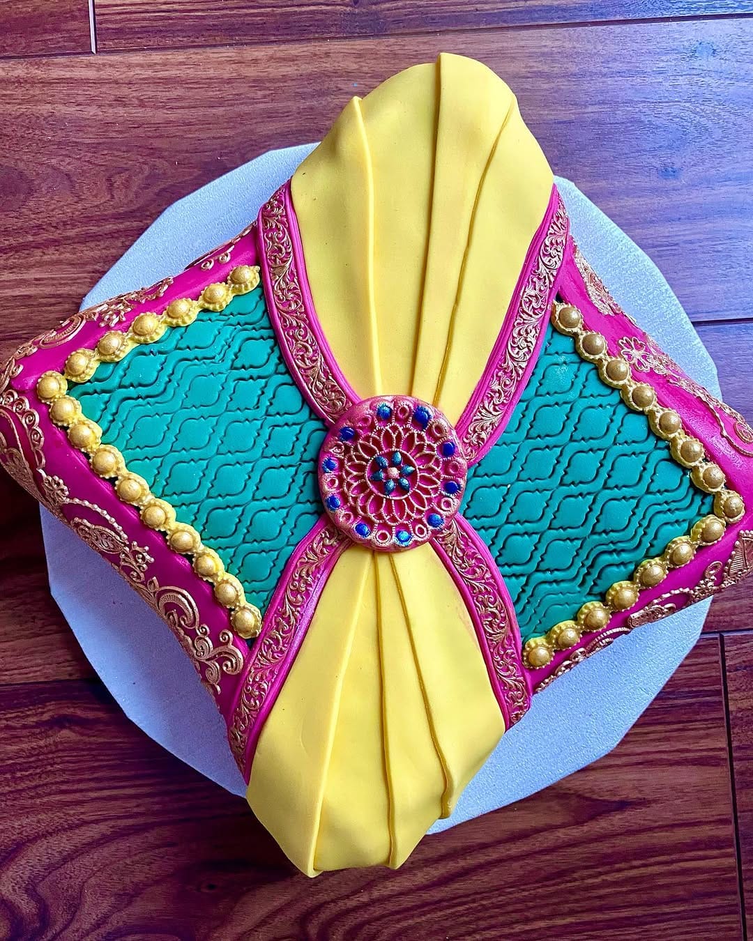 Post 2 by Amaari_cakes on Instagram (carousel)
