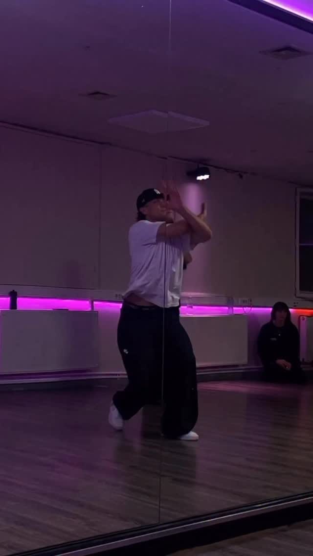 Post 3 by Dusán Kassanin on Instagram (video)