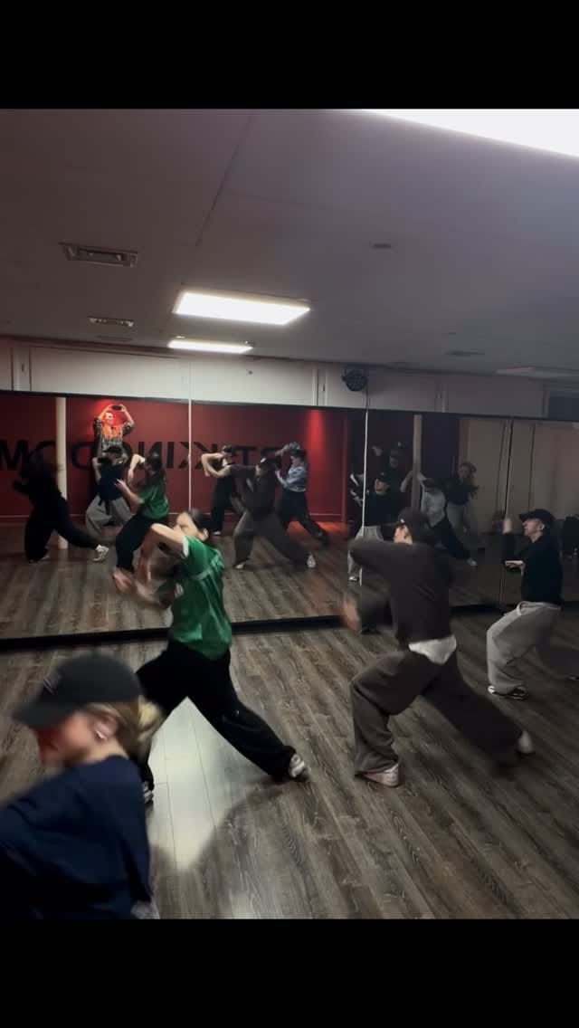 Post 2 by Dusán Kassanin on Instagram (video)