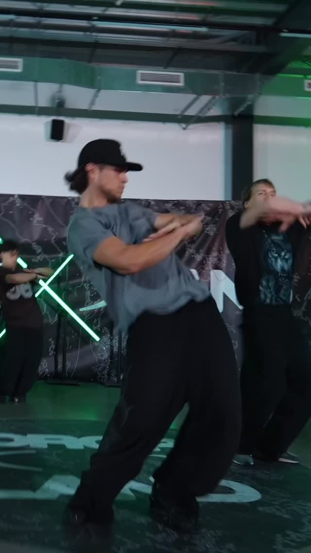 Post 7 by Dusán Kassanin on Instagram (video)