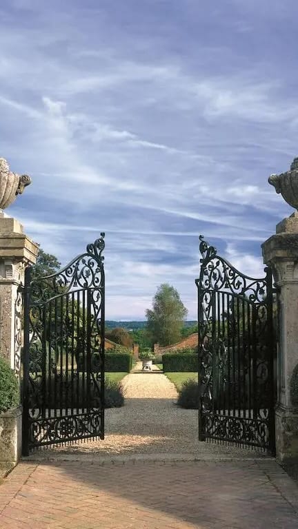Post 6 by London Wedding Planner | Susannah on Instagram (video)