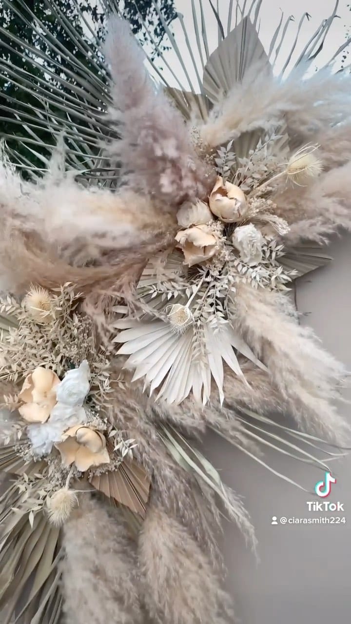 Post 4 by F L O W E R W A L L S & C O on Instagram (video)