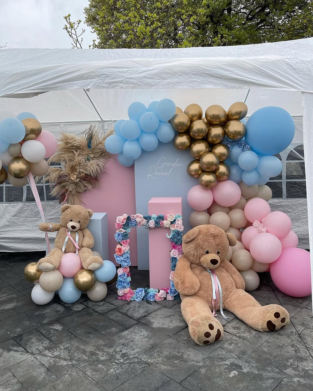 Post 1 by F L O W E R W A L L S & C O on Instagram (carousel)