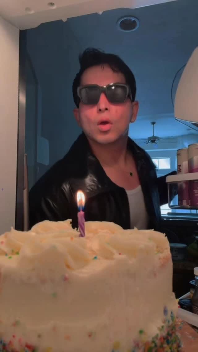 Post 2 by MAKEUP BY DIEGO on Instagram (video)