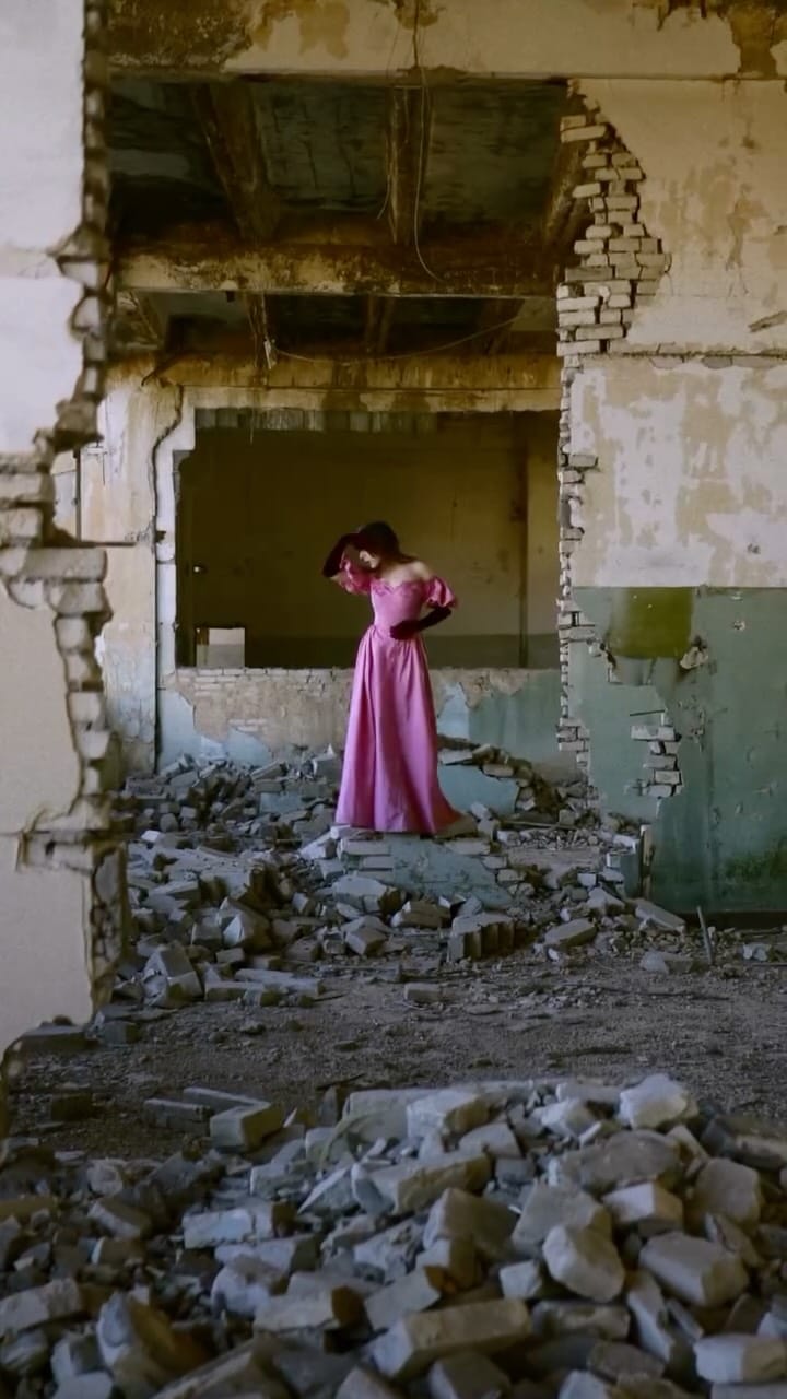 Post 2 by Anana Kaye on Instagram (video)