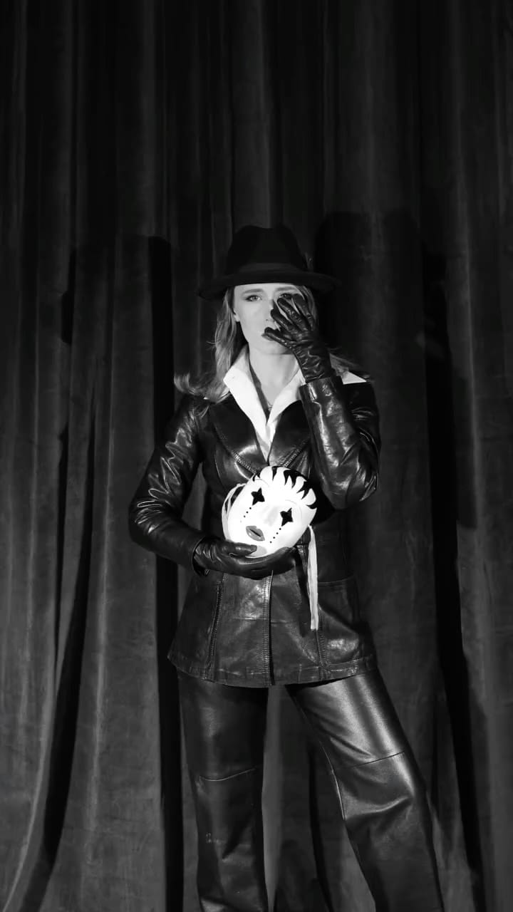 Post 1 by Anana Kaye on Instagram (video)