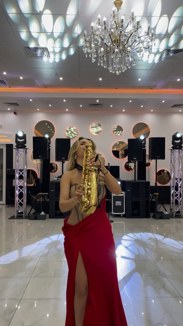 Post 4 by 𝕃𝕠𝕣𝕖𝕕𝕒𝕟𝕒 𝕊𝕒𝕩 on Instagram (video)