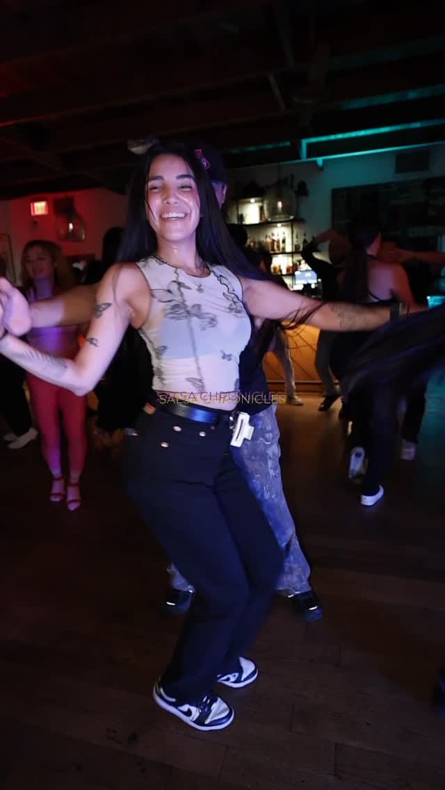 Post 8 by 𝐒𝐚𝐥𝐬𝐚 𝐂𝐡𝐫𝐨𝐧𝐢𝐜𝐥𝐞𝐬 on Instagram (video)