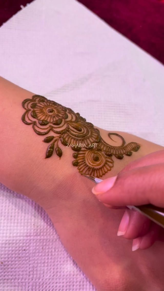 Post 2 by 🇲🇬🇫🇷| HENNÉ / HENNA Paris, Ile de France on Instagram (video)