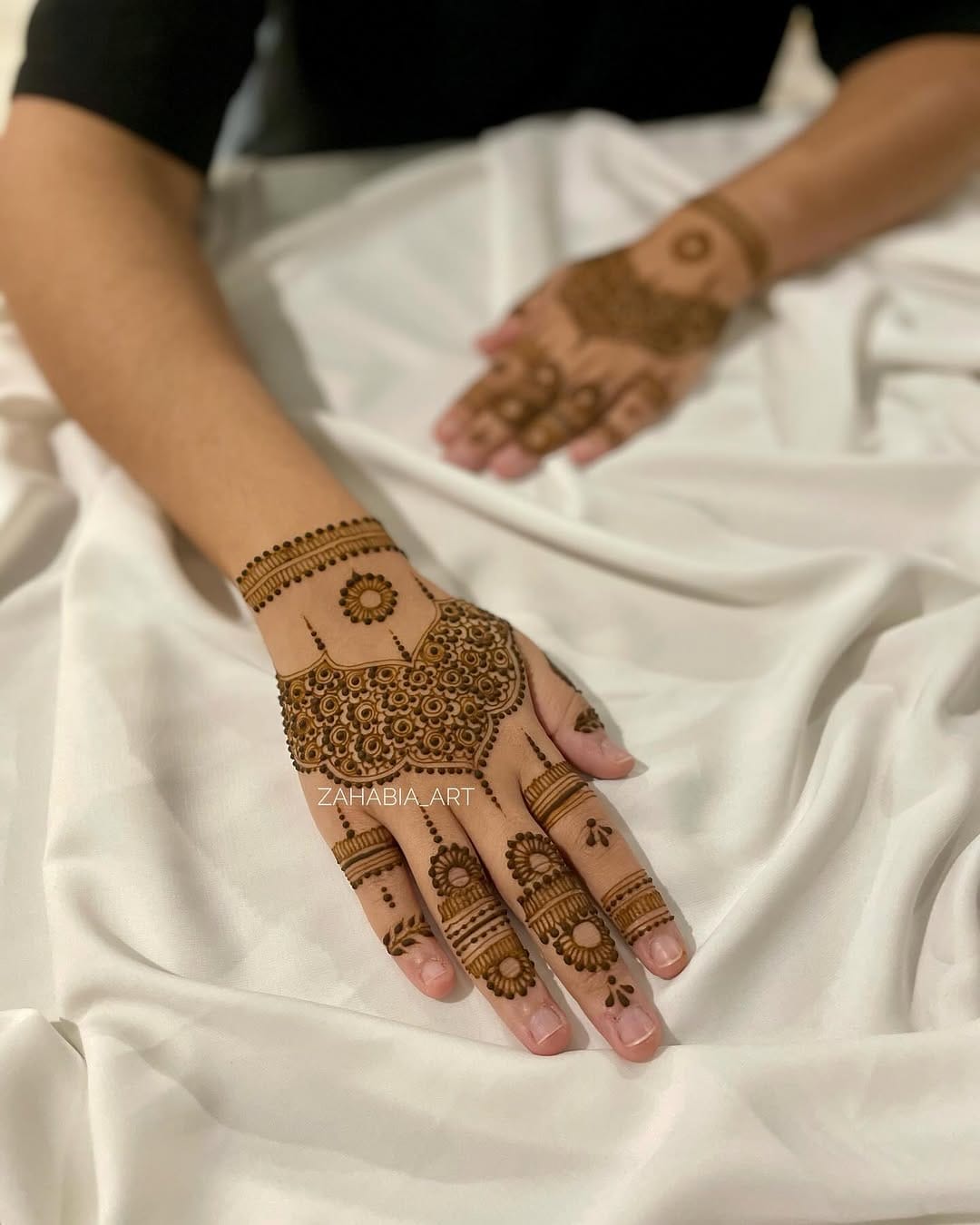 Post 10 by 🇲🇬🇫🇷| HENNÉ / HENNA Paris, Ile de France on Instagram (carousel)