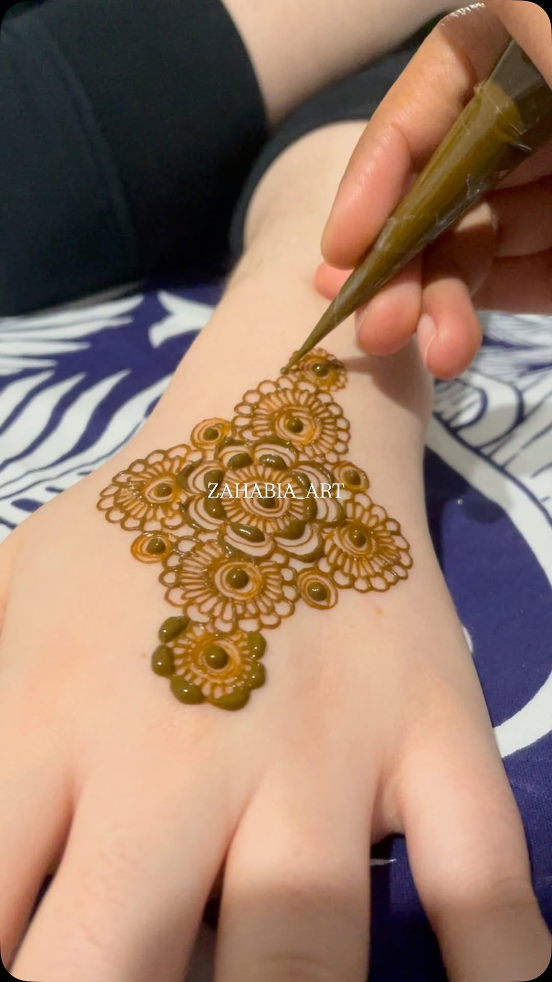 Post 8 by 🇲🇬🇫🇷| HENNÉ / HENNA Paris, Ile de France on Instagram (video)