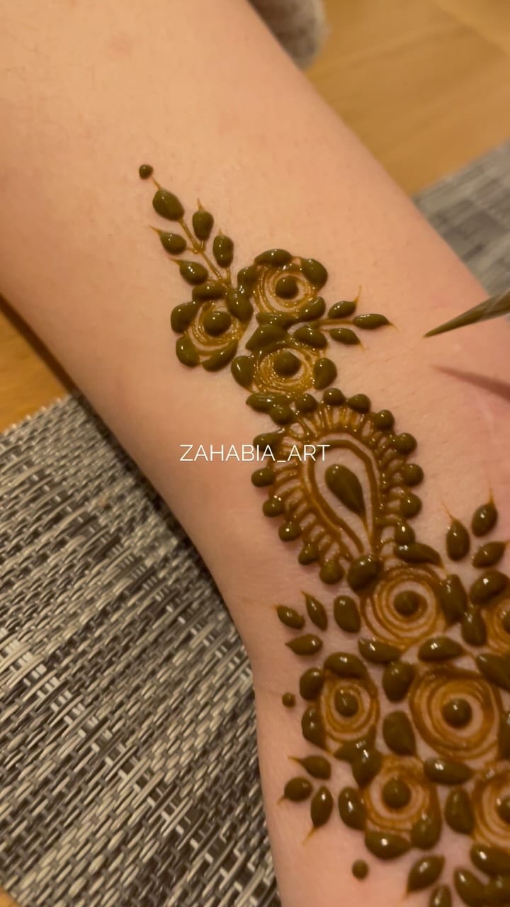 Post 3 by 🇲🇬🇫🇷| HENNÉ / HENNA Paris, Ile de France on Instagram (video)