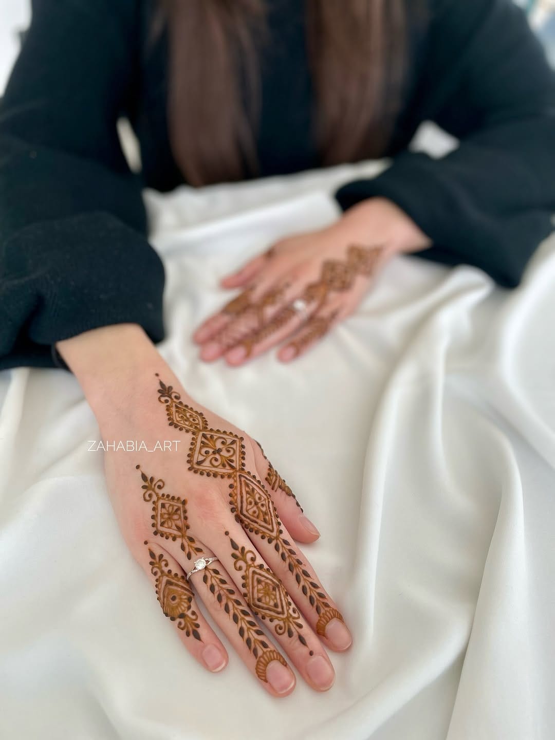 Post 1 by 🇲🇬🇫🇷| HENNÉ / HENNA Paris, Ile de France on Instagram (carousel)
