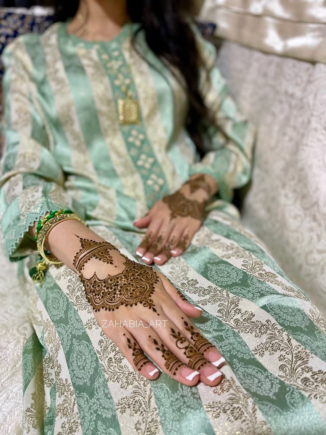 Post 4 by 🇲🇬🇫🇷| HENNÉ / HENNA Paris, Ile de France on Instagram (carousel)