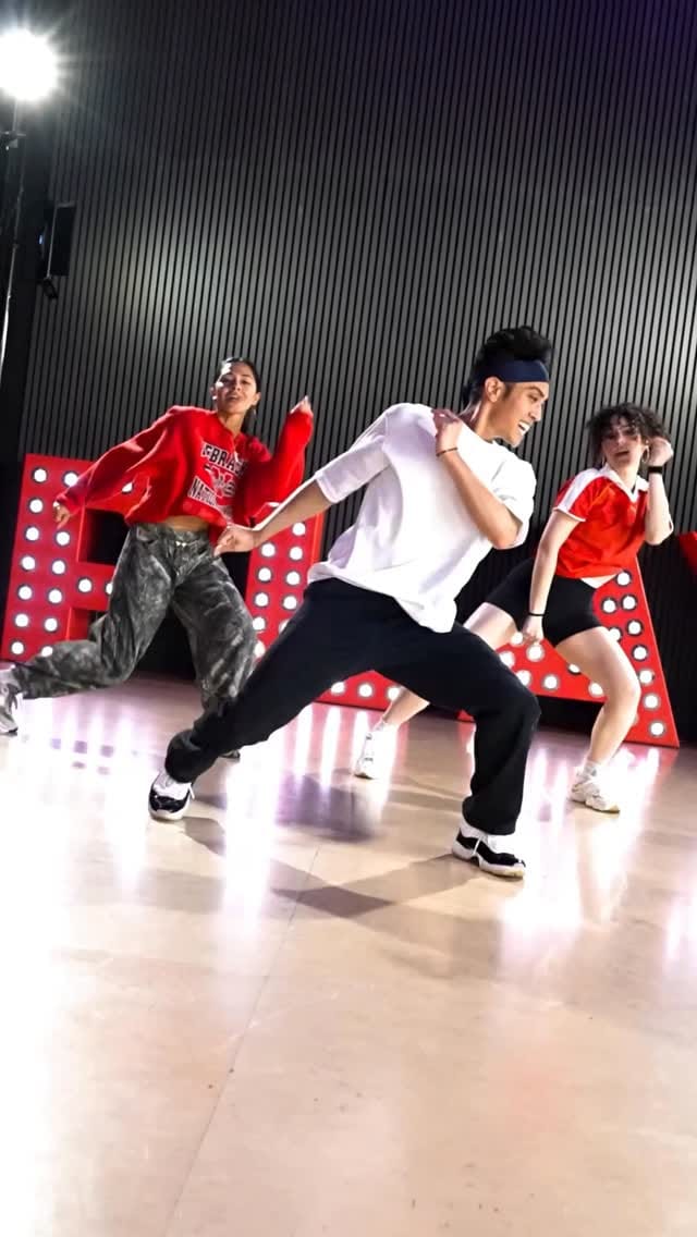 Post 5 by Ali Schwartz on Instagram (video)