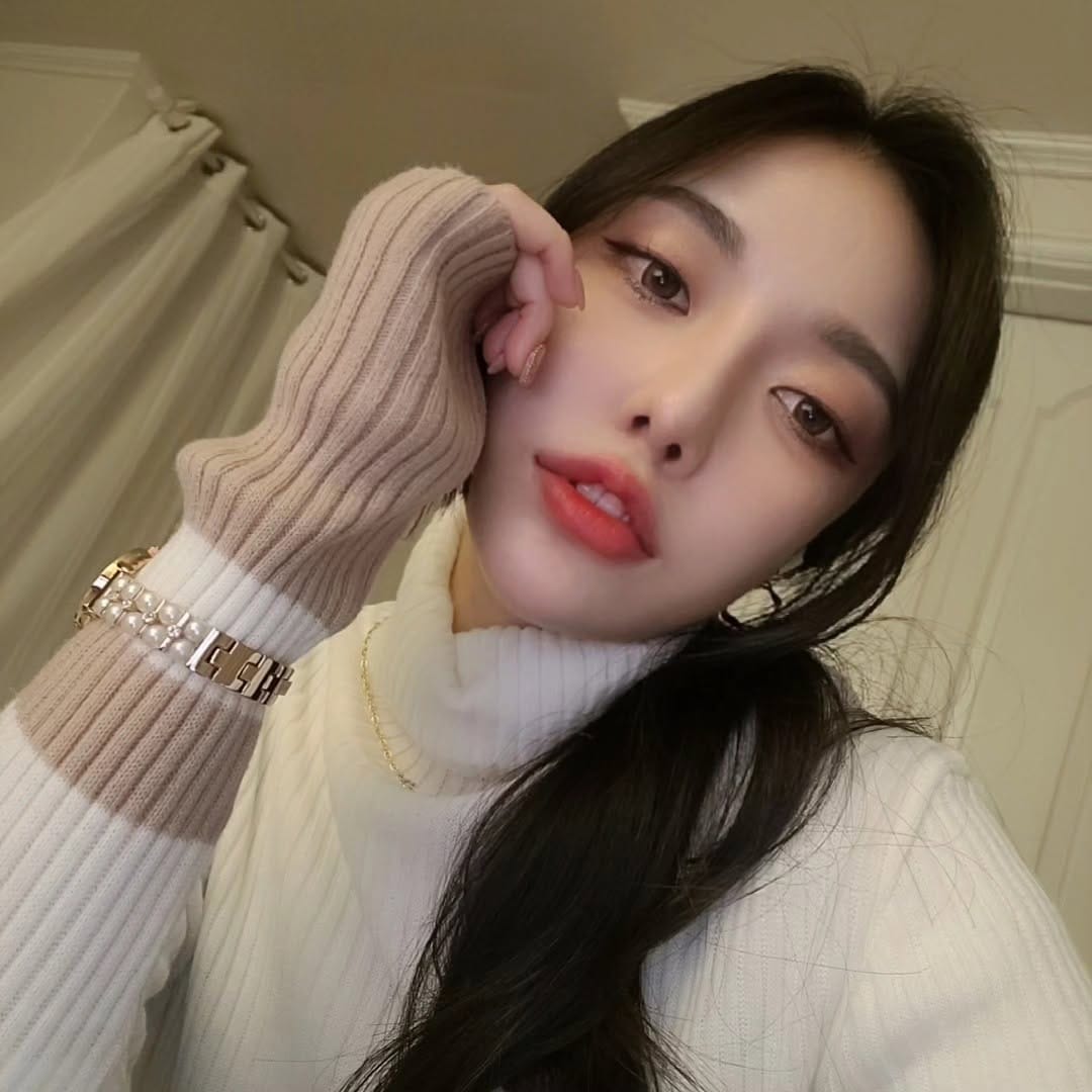 Post 8 by 라오니 𝙇𝙖 𝙤𝙣 on Instagram (carousel)