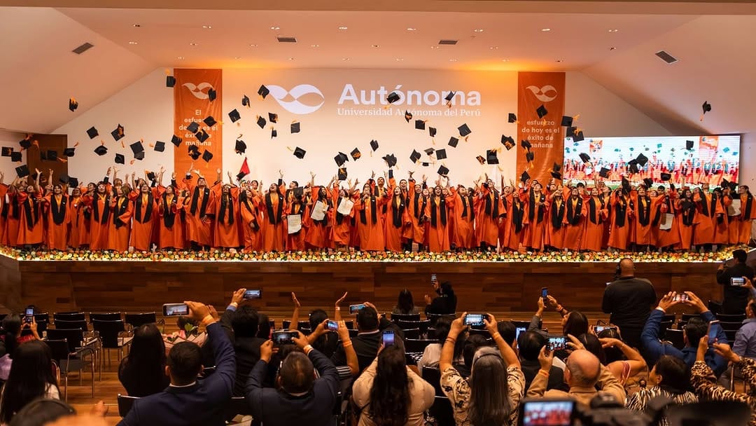 Post 6 by Universidad Autónoma del Perú on Instagram (carousel)