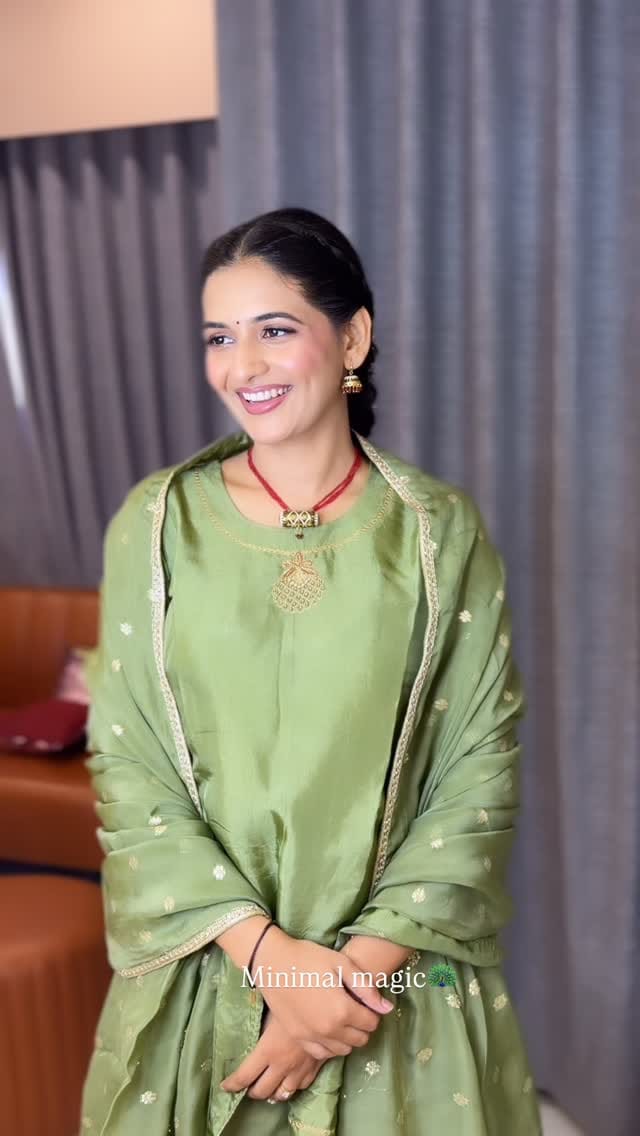 Post 5 by Makeup studio by Naitika 🦋 on Instagram (video)