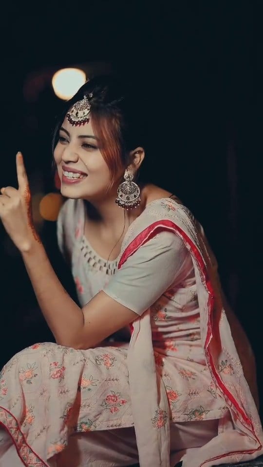 Post 9 by Shikha Wahulkar💟 on Instagram (video)