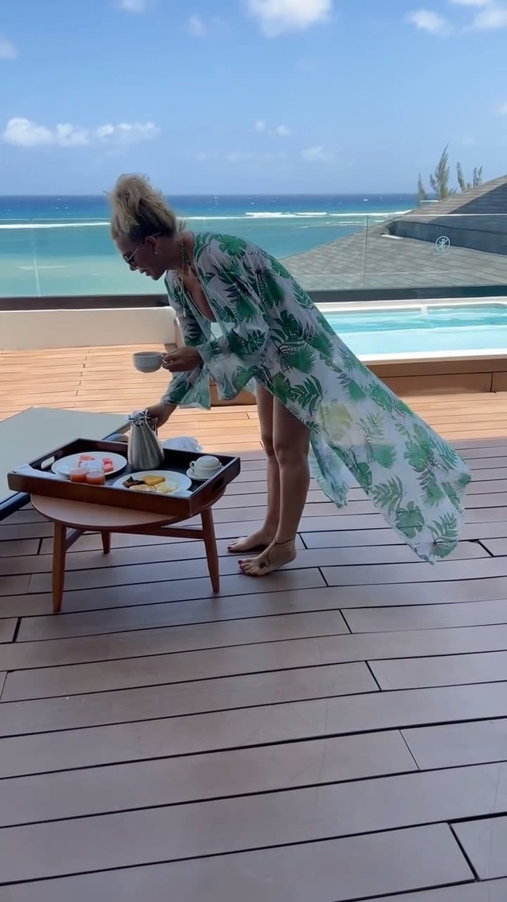 Post 9 by Desiree Mahsa Andersen  MissAvenueRoad on Instagram (video)