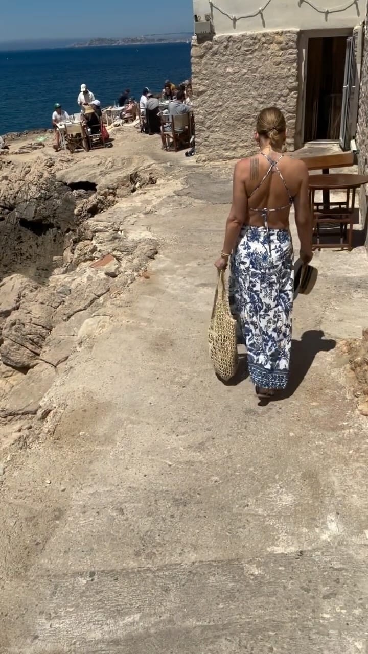 Post 3 by Desiree Mahsa Andersen  MissAvenueRoad on Instagram (video)