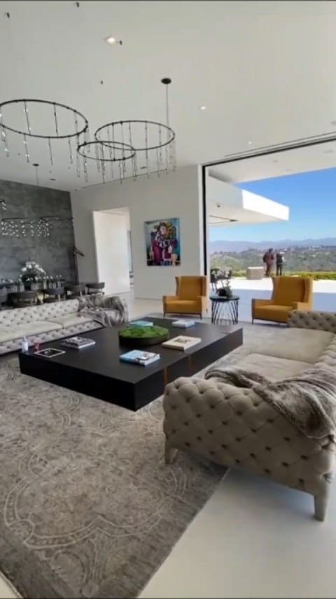 Post 4 by LV London on Instagram (video)