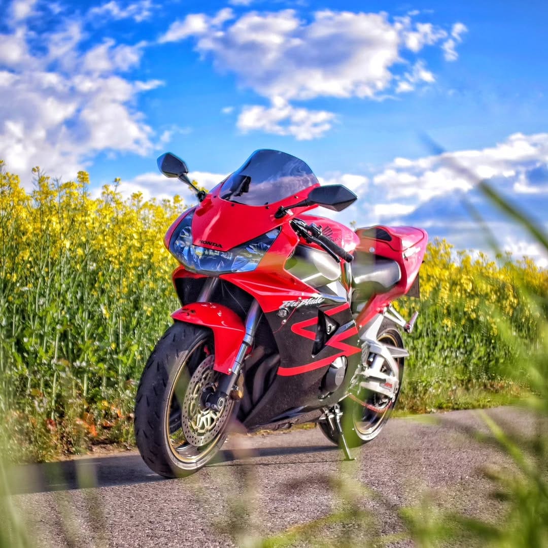Post 2 by Jan 🔥 CBR 954RR Fireblade on Instagram (image)
