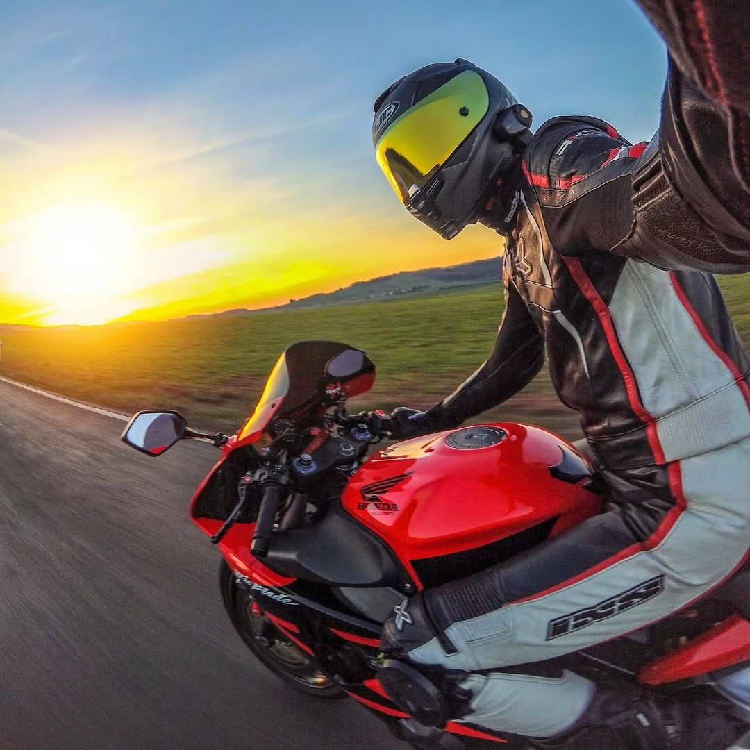 Post 8 by Jan 🔥 CBR 954RR Fireblade on Instagram (image)