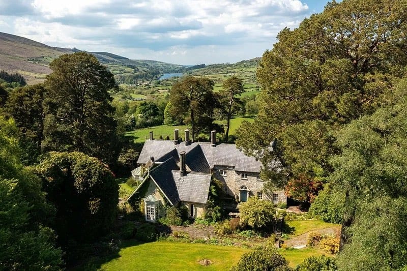 Post 1 by Reloved Irish Houses on Instagram (carousel)