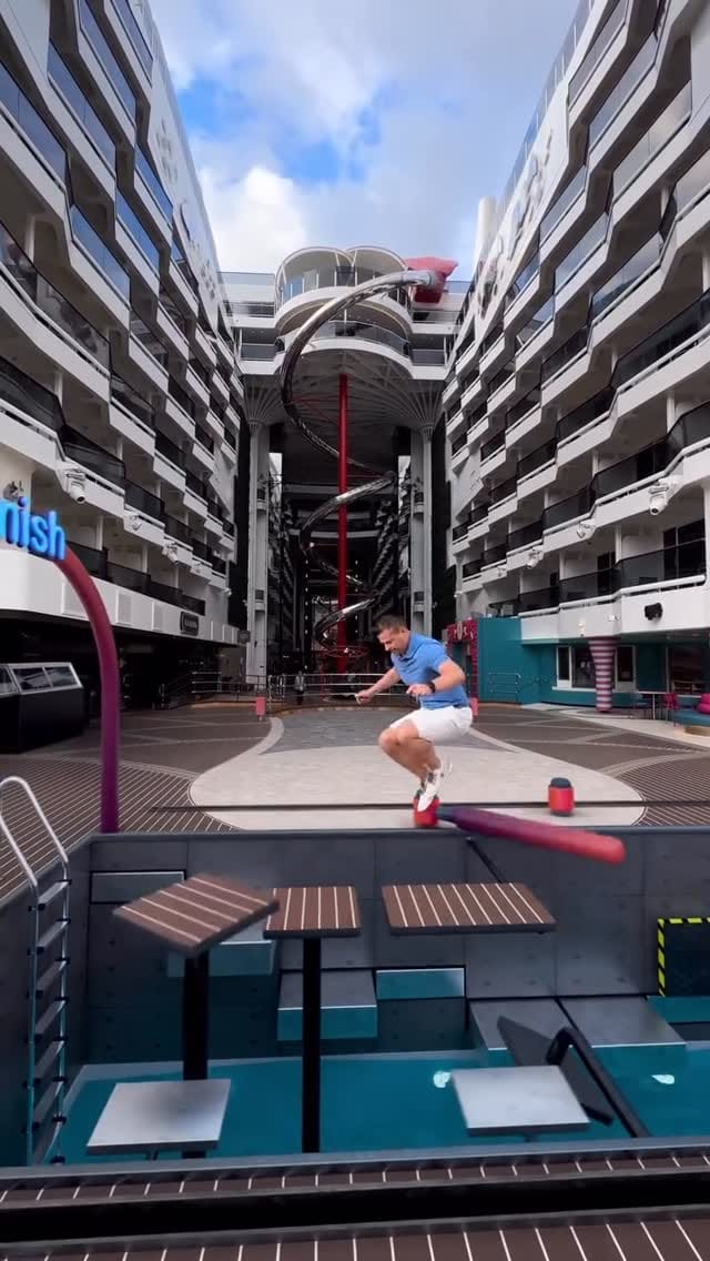 Post 3 by Janusz Ronki on Instagram (video)