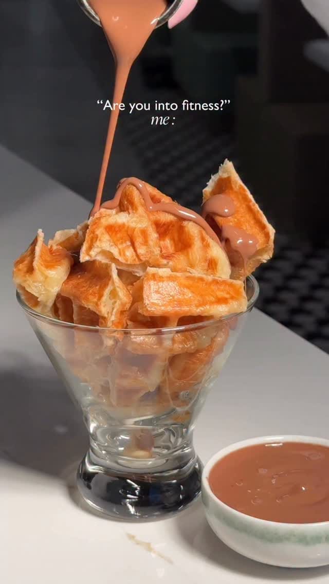 Post 9 by Heavenly Desserts Canada on Instagram (video)