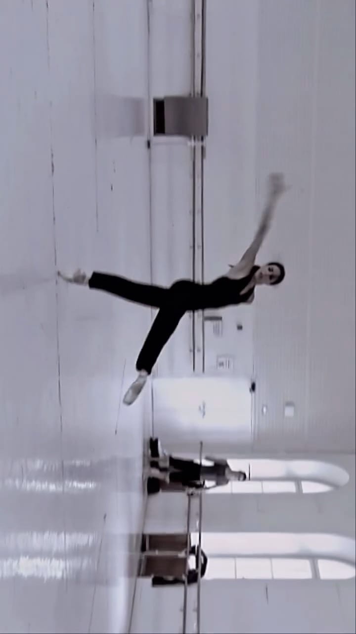 Post 2 by ＭＡＲＩＡ  ＫＯＵＳＯＵＮＩ on Instagram (video)