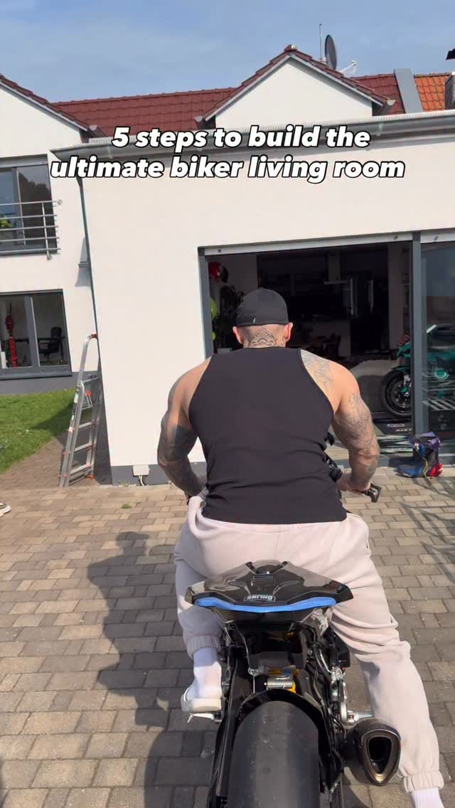 Post 8 by SUITBASE® Die Original Motorrad-Garderobe on Instagram (video)