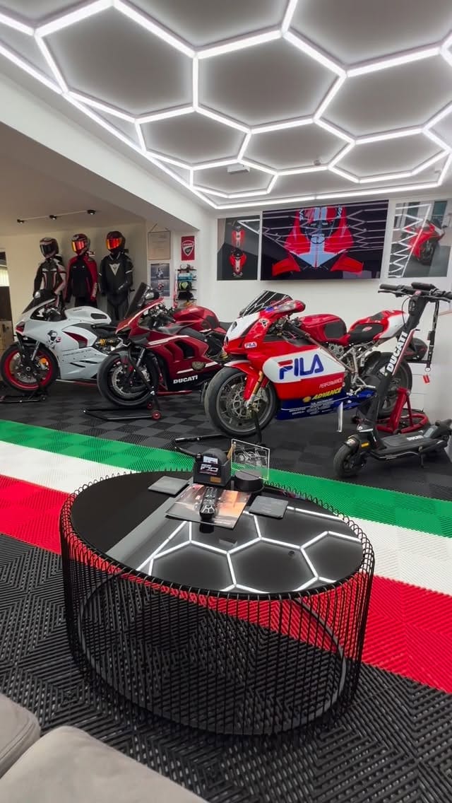 Post 6 by SUITBASE® Die Original Motorrad-Garderobe on Instagram (video)