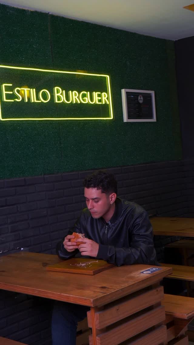 Post 8 by Estilo Burguer on Instagram (video)
