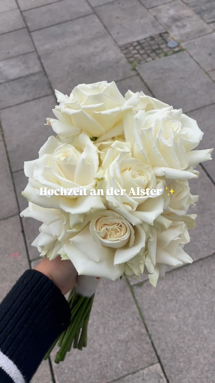 Post 10 by Bloom Flower Studio on Instagram (video)