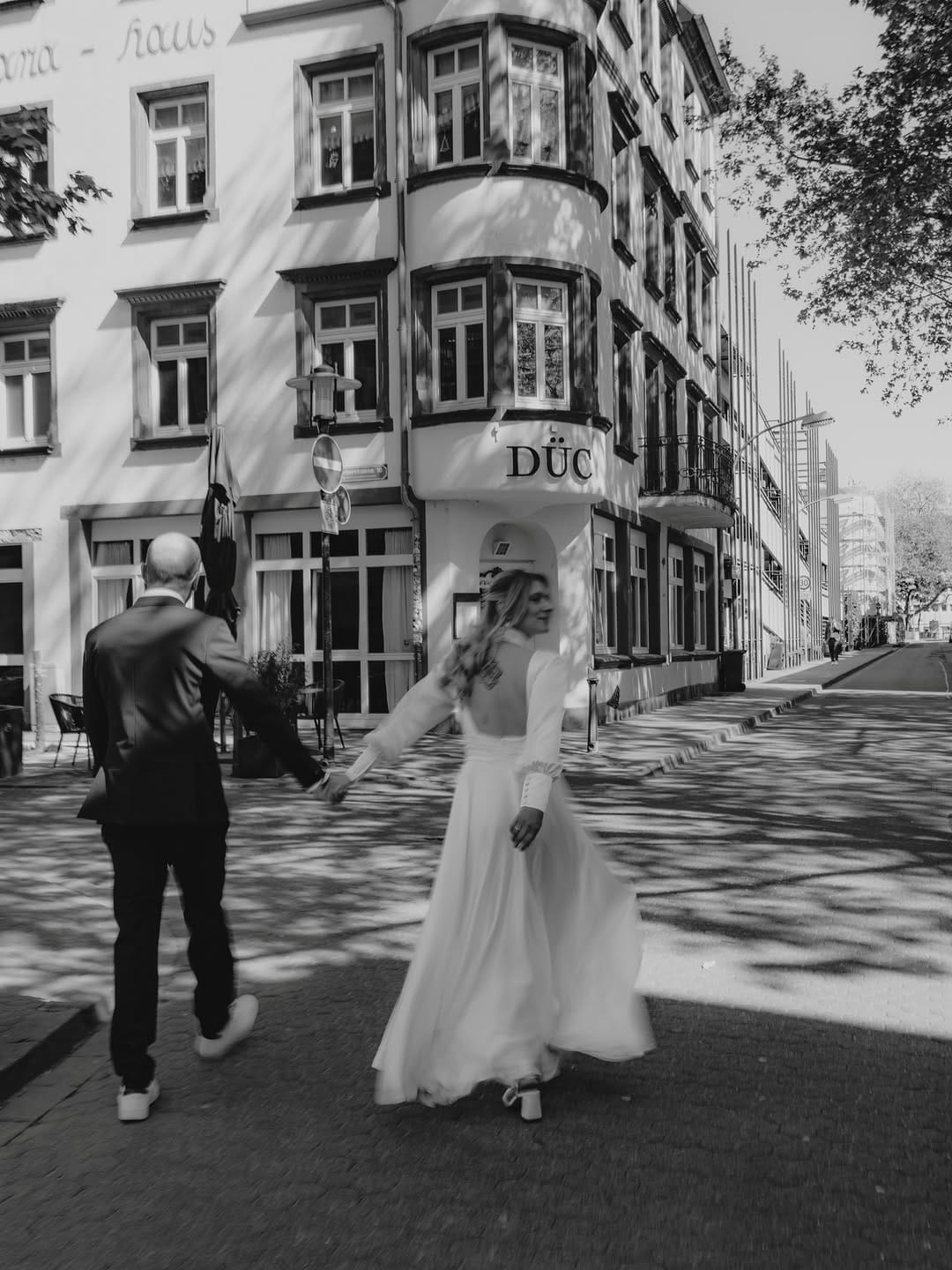Post 2 by Simone | Hochzeitsfotografin on Instagram (carousel)